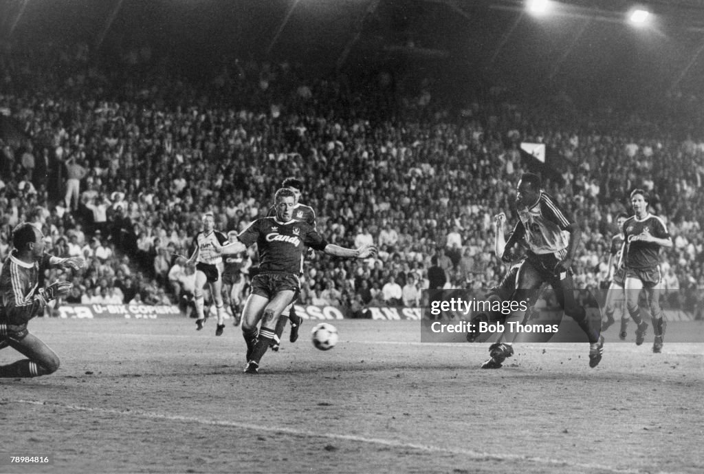 Sport. Football. pic: 26th May 1989. Division 1. Liverpool 0 v Arsenal 2. Arsenal's Michael Thomas shoots past Liverpool goalkeeper Bruce Grobbelaar to score the "Gunners" 2nd goal in the last minute of the match, as Liverpool's Steve Nicol looks on. This