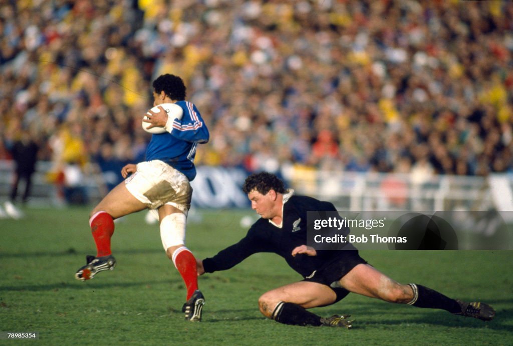 Sport. Rugby Union. pic: 20th June 1987. Rugby Union World Cup Final at Auckland. New Zealand 29 v France 9. France full back Serge Blanco races past a challenge from New Zealand's John Drake.