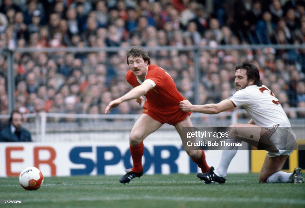 Sport. Football. pic: 14th March 1981. League Cup Final at Wembley. Liverpool 1 v West Ham United 1 aet. Liverpool midfielder Jimmy Case is pulled back by West Ham United defender Frank Lampard, who grabs his shirt.