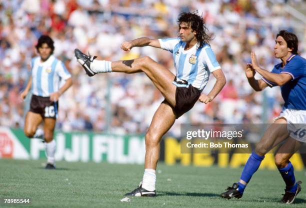 29th June 1982, World Cup Finals, in Barcelona, Italy 2 v Argentina 1, Argentina's Mario Kempes shoots as Italy's Bruno Conti challenges