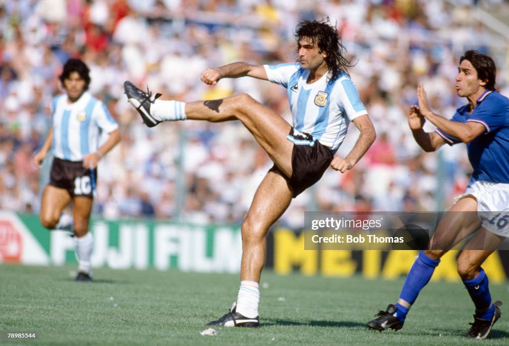 BT Sport. Football. pic: 29th June 1982. World Cup Finals. in Barcelona. Italy 2 v Argentina 1. Argentina's Mario Kempes shoots as Italy's Bruno Conti challenges.