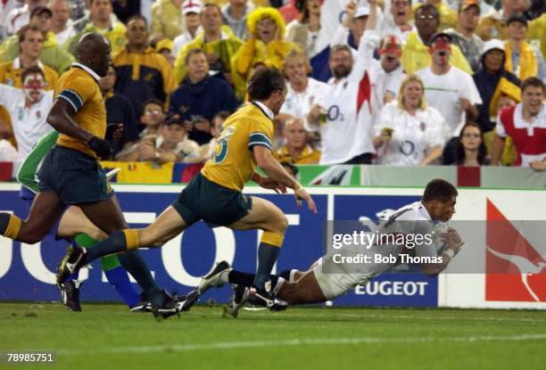 Sport, Rugby World Cup Final, Telstra Stadium, Sydney, Australia, 22nd November 2003, Australia 17 v England 20, England's Jason Robinson crosses the...