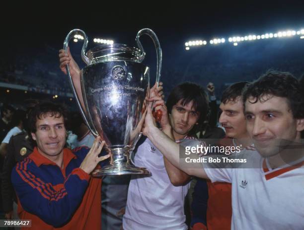 Sport, Football, European Cup Final, Seville, 7th May 1986, Steaua Bucharest 0 v Barcelona 0 Steaua won 2 - 0 on penalties, Bucharest celebrate with...