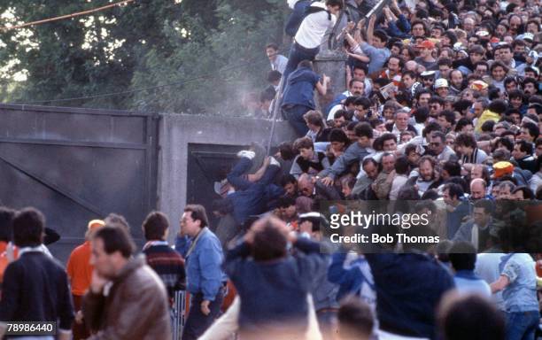 Sport, Football, European Cup Final, Brussels, 29th May 1985, Liverpool 0 v Juventus 1, Juventus fans crushed against the supporting wall of the stand