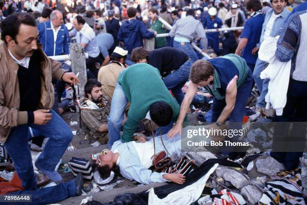 Sport, Football, European Cup Final, Brussels, 29th May 1985, Liverpool 0 v Juventus 1, Fatally injured fans on the Juventus terrace and stand area