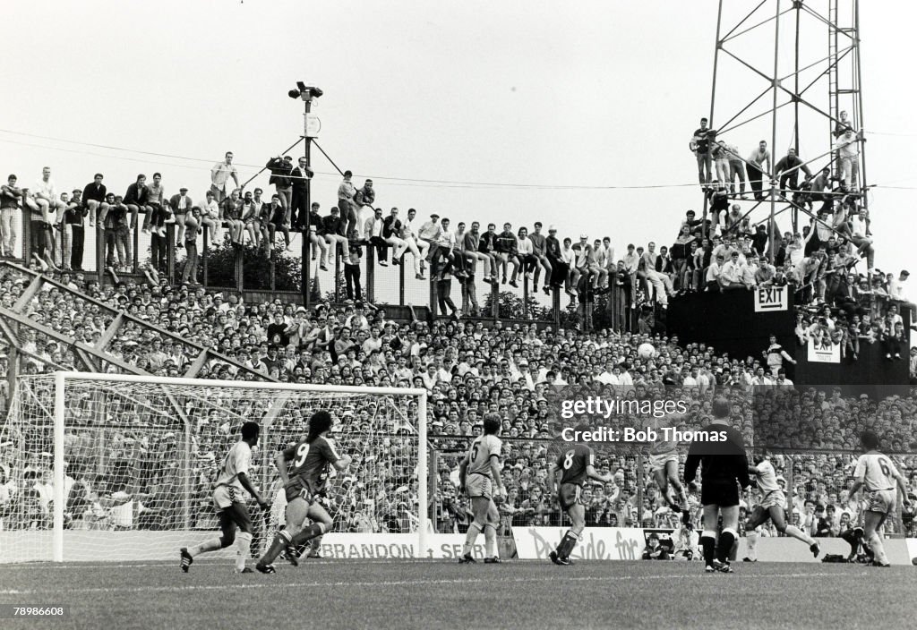 Sport. Football. pic: 29th August 1987. Division 1. Coventry City 1. v Liverpool 4. Liverpool fans packed into Highfield Road climb the fence and floodlight to get a better view.
