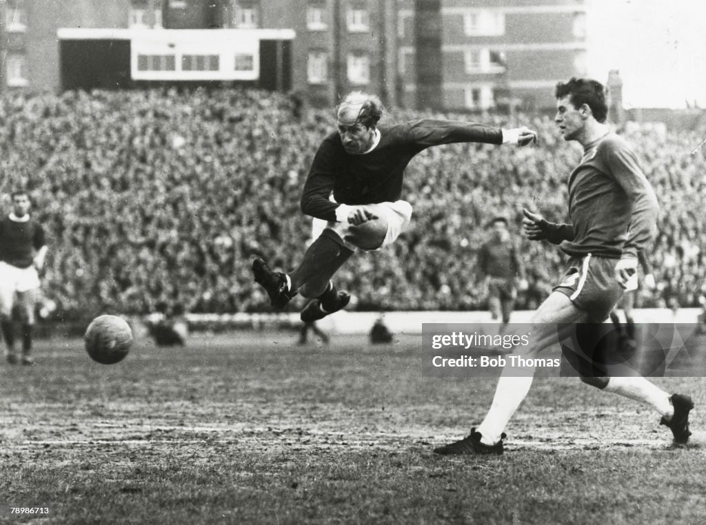 Sport. Football. pic: circa 1966. Division 1. Chelsea v Manchester United at Stamford Bridge. Manchester United's Bobby Charlton shoots for goal.