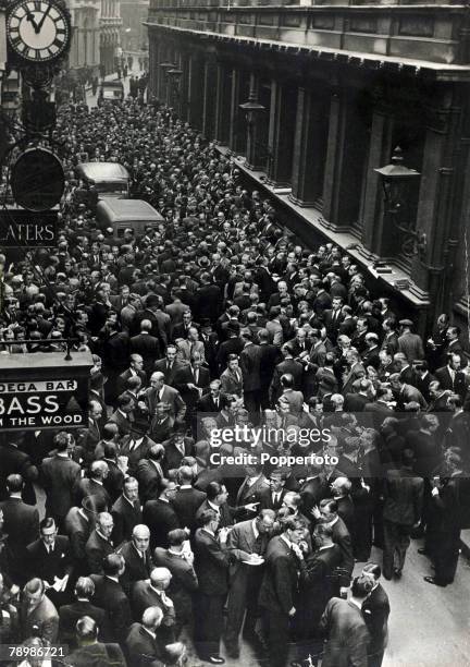 19th September 1949, The scene in Throgmorton Street, London with brokers doing business in the street after a devaluation of the pound