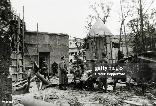 War and Conflict, World War 2, Berlin, Germany, pic: July 1945, British and Russian soldiers meet up at the entrance to Adolf Hitler's air raid...