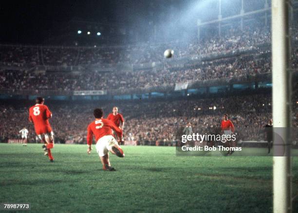 Football, 1968 European Cup Semi Final, Second Leg, Real Madrid v Manchester United 3, Santiago Bernebeu Stadium, Manchester United's Action during...