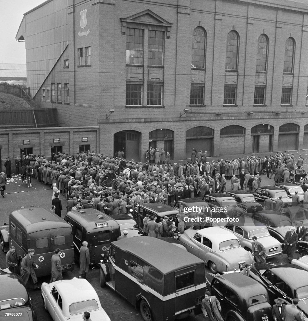 PF Sport. Football. Ibrox Stadium. Glasgow, Scotland. 1957. Crowds of fans and spectators line up outside the gates before the start of the Rangers and Celtic derby match.