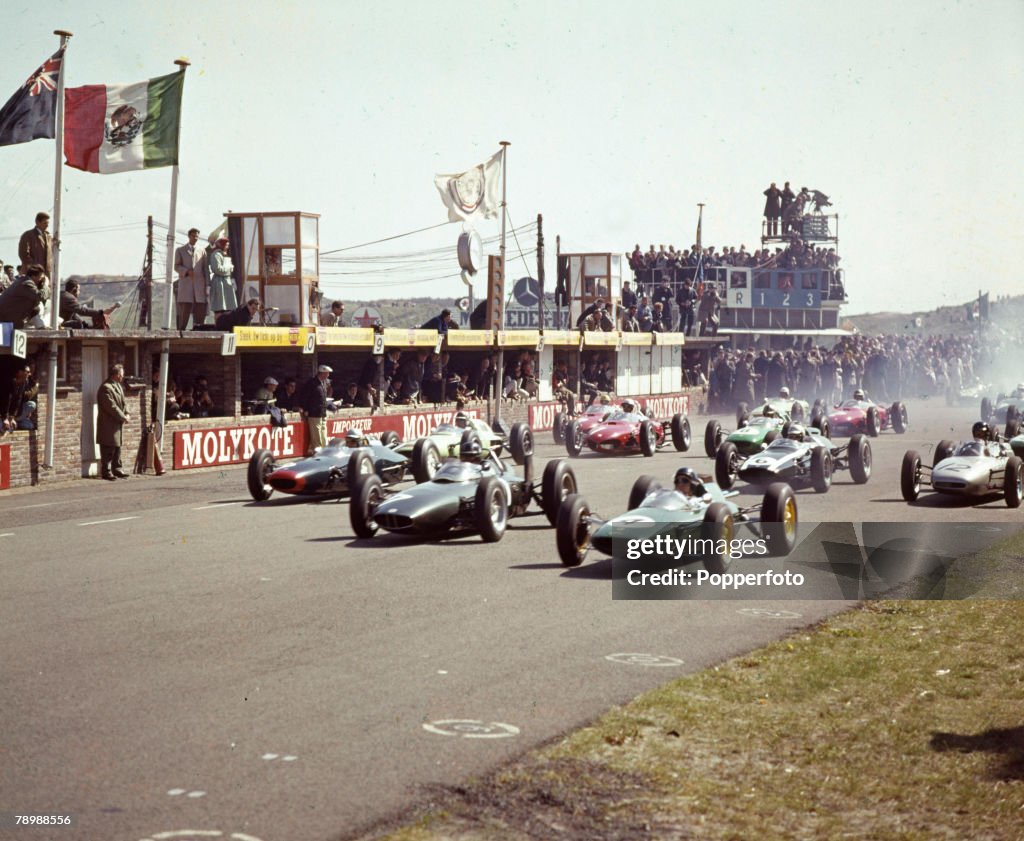 Sport. Motor Racing. Formula One. pic: 20th May 1962. Dutch Grand Prix at Zandvoort. The cars roar away at the start.