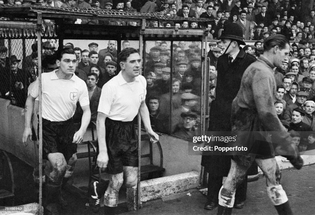 PF Football. March 1958. Arsenal v Tottenham Hotspur. Spurs players Ted Ditchburn, Danny Blanchflower (centre) and Ron Henry (left) emerge from the Highbury tunnel ready for the second half of the North London derby match.
