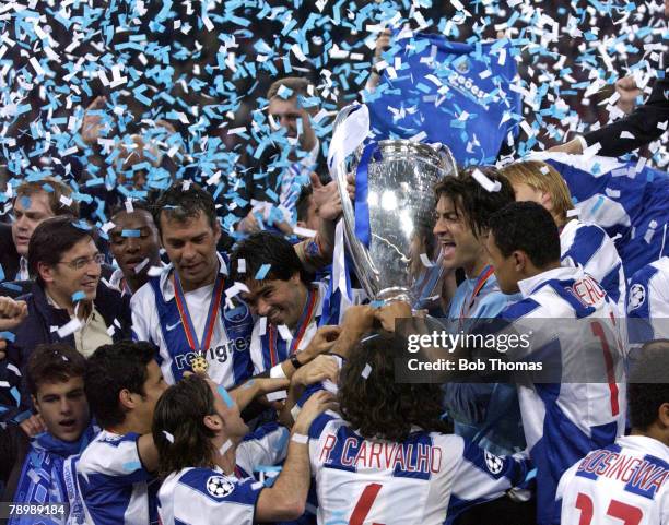 Sport, Football, UEFA Champions League Final, Gelsenkirchen, 26th May 2004, AS Monaco 0 v FC Porto 3, The Porto team celebrate with the trophy