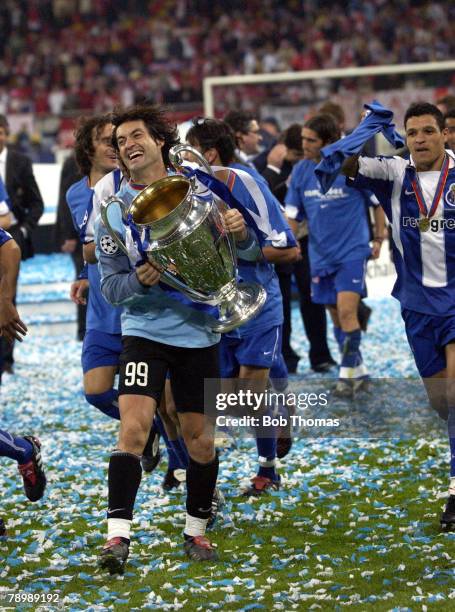 Sport, Football, UEFA Champions League Final, Gelsenkirchen, 26th May 2004, AS Monaco 0 v FC Porto 3, Porto's goalkeeper Vitor Baia celebrates with...