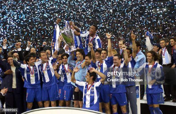 Sport, Football, UEFA Champions League Final, Gelsenkirchen, 26th May 2004, AS Monaco 0 v FC Porto 3, The Porto team celebrate with the trophy