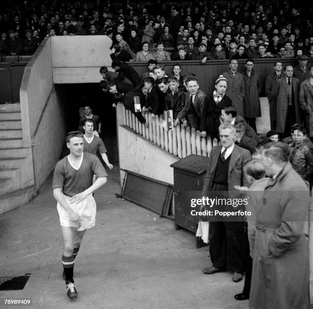 Football, Circa 1950/60's, Manchester United's Albert Scanlon enters the playing field while watched by the crowds