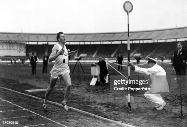 Sport, Athletics, pic: 1st August 1953, White City, London, Roger Bannister finishes the last leg of the one mile relay setting a new mile record in...