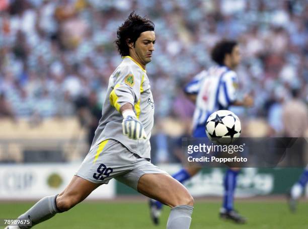 Football, UEFA Cup Final, Seville, Spain, 21st May 2003, Celtic 2 v FC Porto 3 , Goalkeeper Vitor Baia of Porto