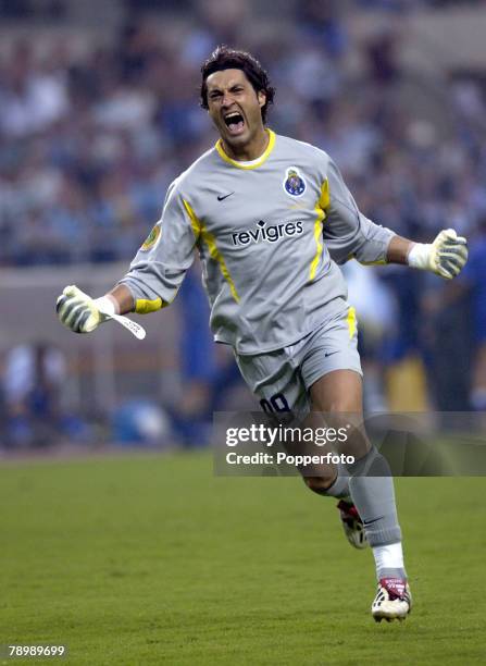 Football, UEFA Cup Final, Seville, Spain, 21st May 2003, Celtic 2 v FC Porto 3 , Porto's goalkeeper Vitor Baia celebrates Derlei's first goal