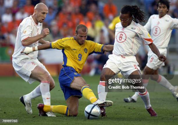 Sport, Football, UEFA European Championships, Euro 2004, Algarve, Faro-Loule, 26th June 2004, Quarter Final, Holland 0 v Sweden 0, after extra time,...