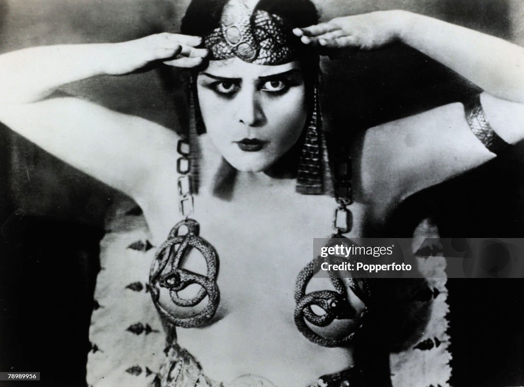 Cinema Personalities. pic: circa 1917. American actress Theda Bara, (1885-1955) appearing in the title role in the 1917 film "Cleopatra.