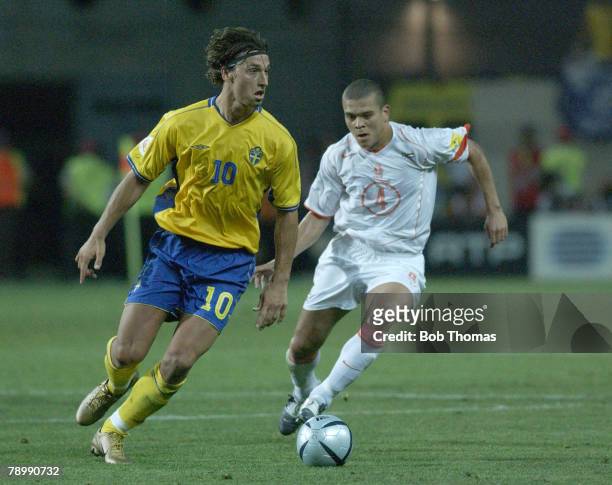 Sport, Football, UEFA European Championships, Euro 2004, Algarve, Faro-Loule, 26th June 2004, Quarter Final, Holland 0 v Sweden 0, after extra time,...