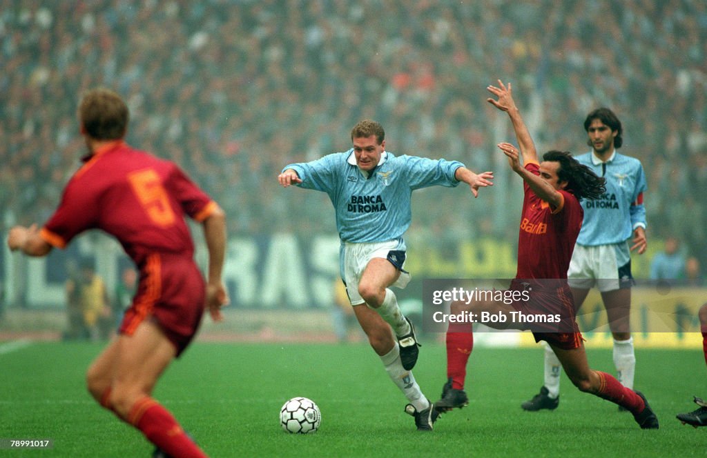 Sport. Football. pic: 29th November 1992. Italian League Serie A. Lazio 1.v Roma 1. Lazio's Paul Gascoigne, takes on the Roma defence in the Rome derby. Paul Gascoigne played for the England team 1989-1998 and won 57 full international caps.