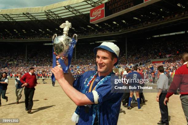 May 1994, Division 1 Play-off Final at Wembley, Leicester City 2, v Derby County 1, Leicester City captain Simon Grayson with the play off trophy