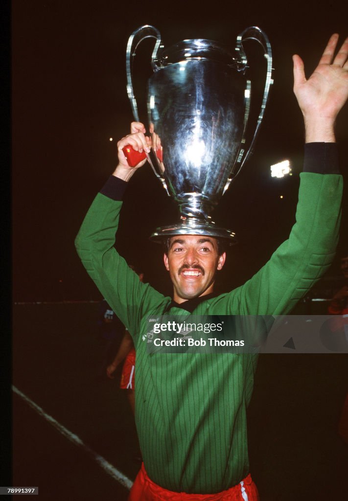 Sport. Football. pic: 13th May 1984. European Cup Final in Rome. Liverpool beat Roma 4-2 on penalties. Liverpool's Bruce Grobbelaar with the European Cup.