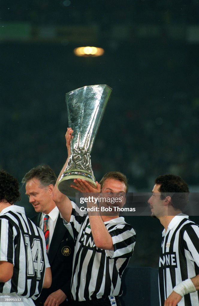 Sport. Football. pic: 1990. David Platt, Juventus, lifts the UEFA.Cup.
