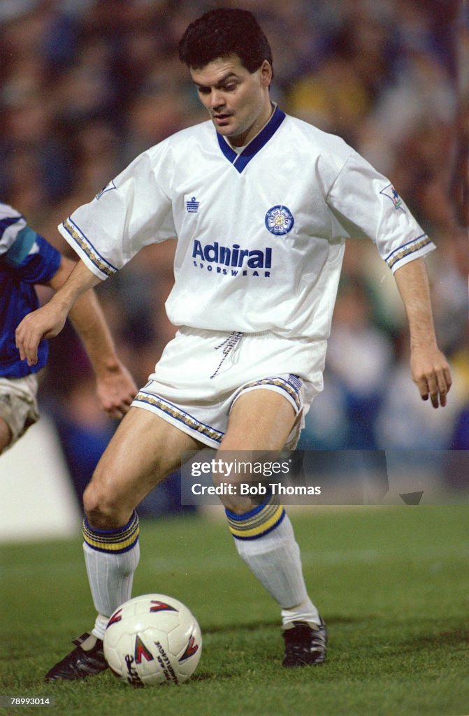 Sport. Football. pic: circa 1992. Leeds United's Steve Hodge on the ball.