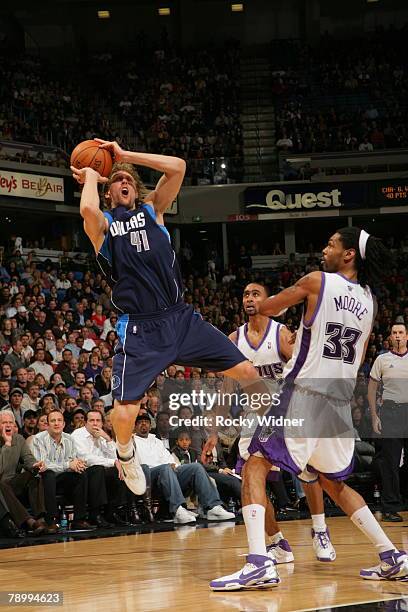 Dirk Nowitzki of the Dallas Mavericks shoots over Mikki Moore of the Sacramento Kings at ARCO Arena January 14, 2008 in Sacramento, California. NOTE...