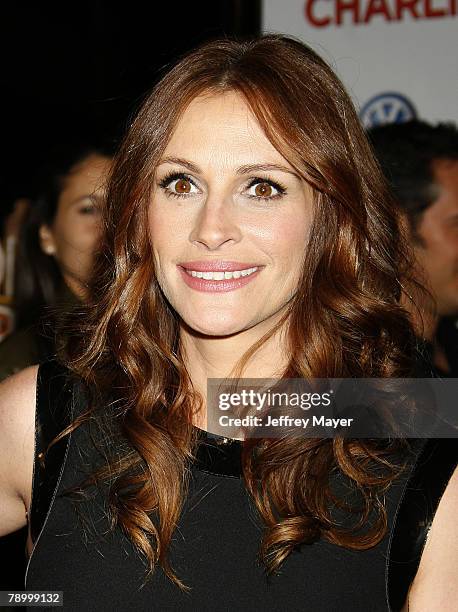 Actress Julia Roberts arrives at the Premiere of Universal Pictures "Charlie Wilson's War" at CityWalk Cinemas on December 9, 2007 in Universal City,...