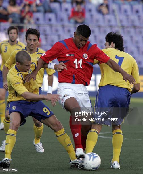 Ronald Gomez , from Costa Rica, fights for the ball with Samuel Hozmen and Stefan Ishizaki, from Sweden, 13 January 2008, during a friendly match...