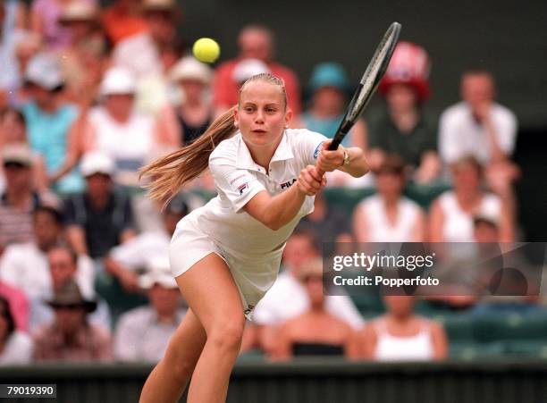 Tennis, 2001 All England Lawn Tennis Championships, Wimbledon, Ladies Singles, Yugoslavia's Jelena Dokic hits a double-handed backhand