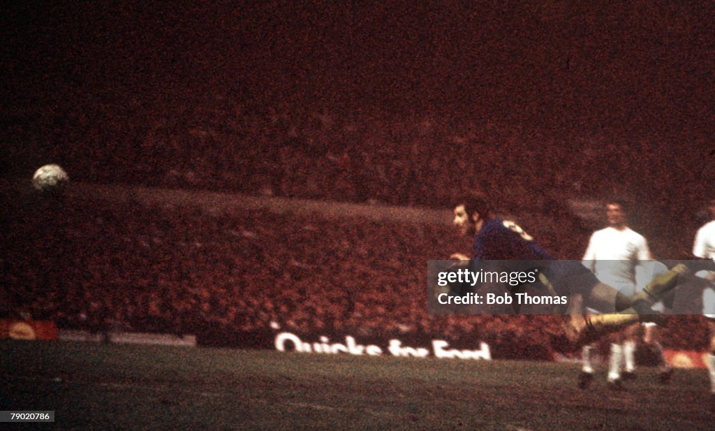 Football. 1970 FA Cup Final Replay. Old Trafford. 29th April, 1970. Chelsea 2 v Leeds United 1. Chelsea's Peter Osgood scores his side's first goal with a diving header.