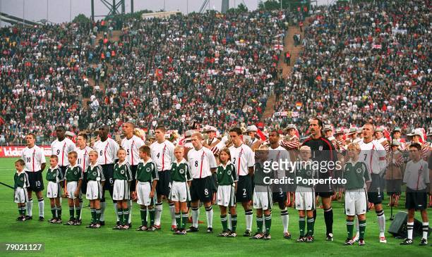 Sport, Football, 2002 World Cup Qualifier, Group 9, Munich, 1st September 2001, Germany 1 v England 5, The England team line up together with mascots...