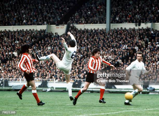 Football, 1973 FA Cup Final, Wembley Stadium, 5th May Sunderland 1 v Leeds United 0, Sunderland's Billy Hughes and Vic Halom cause problems for Leeds...