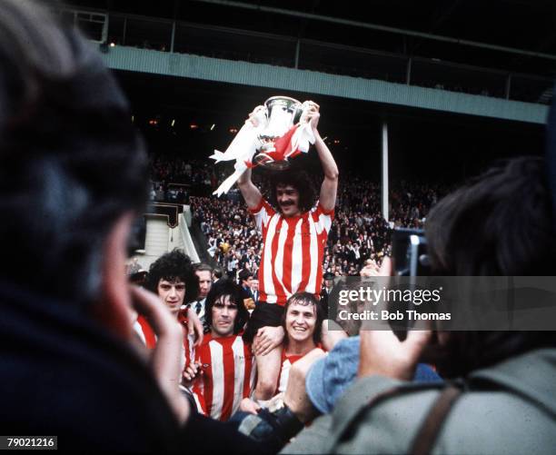 Football, 1973 FA Cup Final, Wembley Stadium, 5th May Sunderland 1 v Leeds United 0, Sunderland captain Bobby Kerr proudly holds aloft the FA Cup...