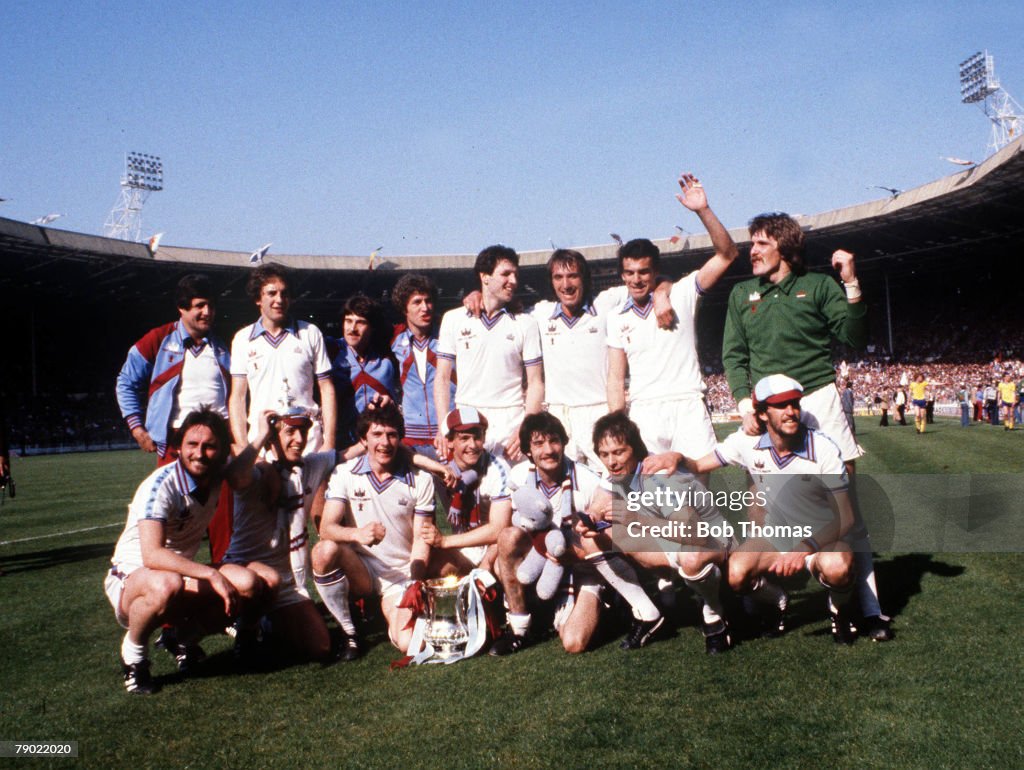 Football. 1980 FA Cup Final. Wembley. 10th May, 1980. West Ham United 1 v Arsenal 0. West Ham players proudly parade the trophy as they pose for a team group photograph after the match.