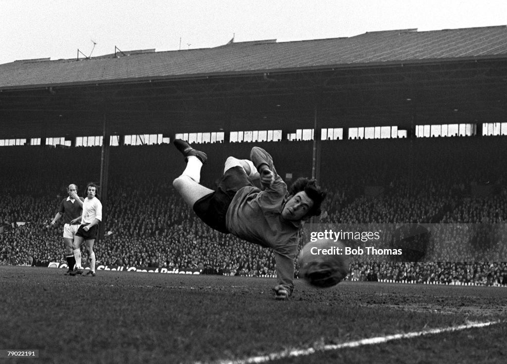 Sport. Football. Old Trafford, England. 18th March 1972. FA Cup Sixth Round. Manchester United 1 v Stoke City 1. Stoke City goalkeeper Gordon Banks is pictured in action.