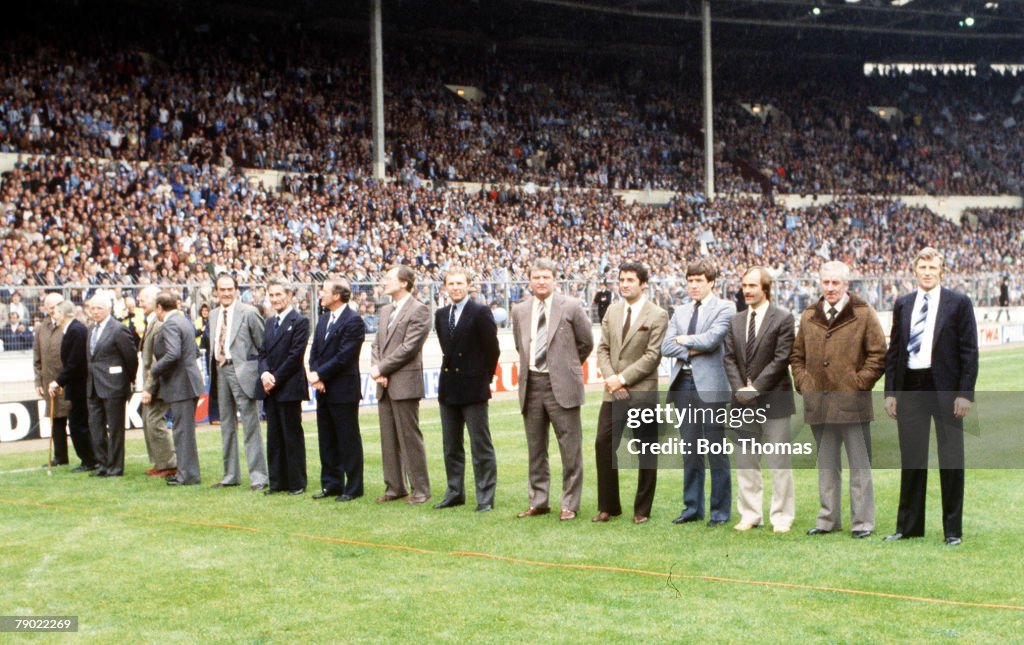 Football. 1981 FA Cup Final. Wembley. 9th May, 1981. Tottenham Hotspur 1 v Manchester City 1. Former FA Cup winning captains line up on the pitch before the kick off. L-R: Tom Parker (Arsenal, 1930), Jack Swann (Huddersfield Town 1920, not captain but pla