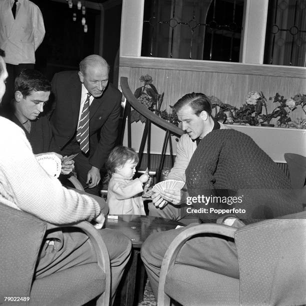 Football, 20th February 1962, Norbreck Hydro, England, Manchester United Manager Matt Busby watches a game of cards, the players are Shay Brennan and...