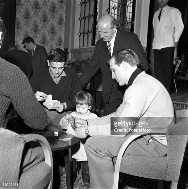 Football, 20th February 1962, Norbreck Hydro, England, Manchester United Manager Matt Busby watches a game of cards, the players are Shay Brennan and...