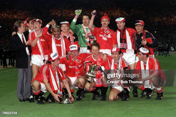Football, 1990 FA Cup Final Replay, Wembley, 17th May Manchester United 1 v Crystal Palace 0, The victorious Manchester United team celebrate with...