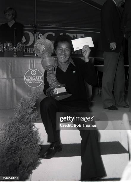 Golf, 1978 Colgate World Matchplay at Wentworth, Isao Aoki, Japan, celebrates with the trophy and his cheque