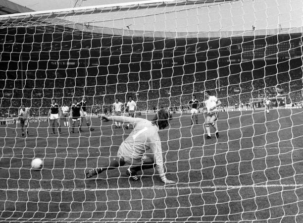 Sport, Football, Wembley, London, England, 4th June 1977, Home Championship, England 1 v Scotland 2, England's Mick Channon misses with a penalty kick