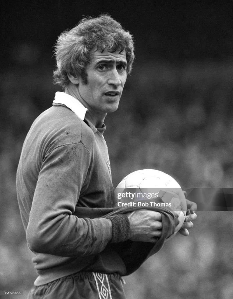 Peter Bonetti of Chelsea in action during the Football League... News ...