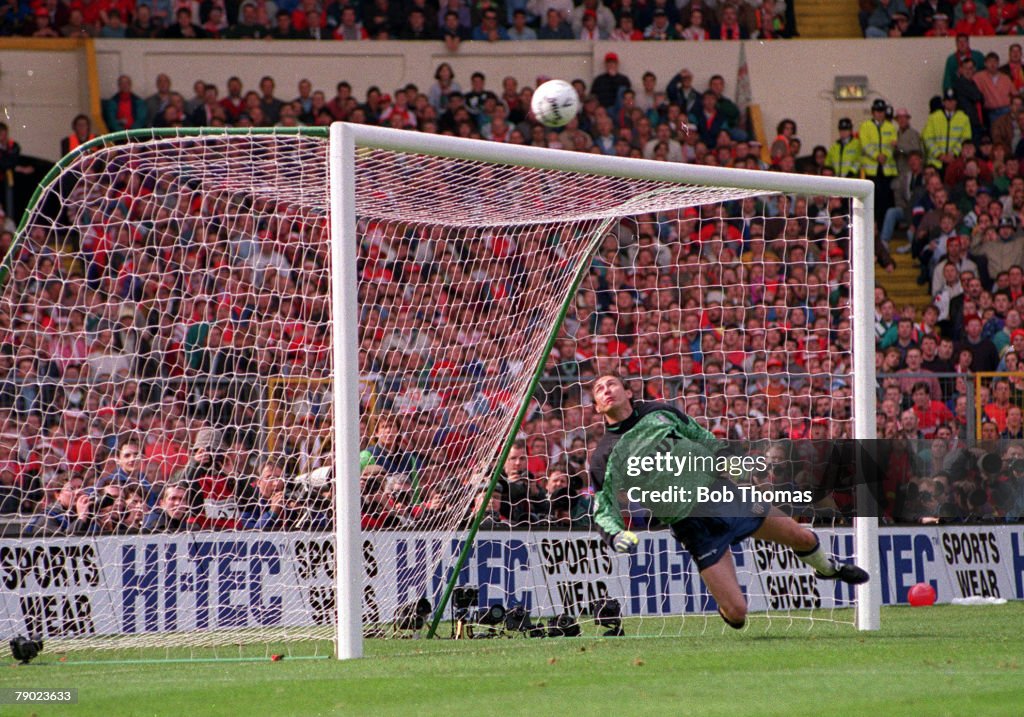 Football. 1992 FA Cup Final. Wembley. 9th May, 1992. Liverpool 2 v Sunderland 0. Sunderland's goalkeeper Tony Norman watches the ball fly over his crossbar